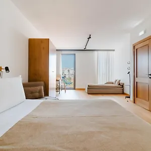 Glass House - Smart & Parking Hotel